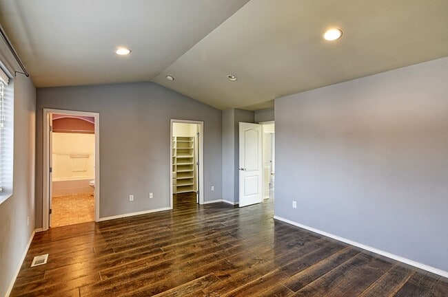 Building Photo - Spacious Craftsman Style Home - Pet Friendly!