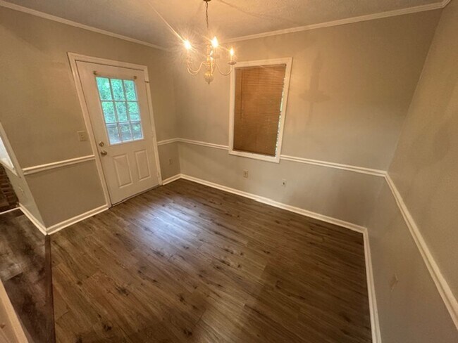 Building Photo - 106-110 Northwoods Dr