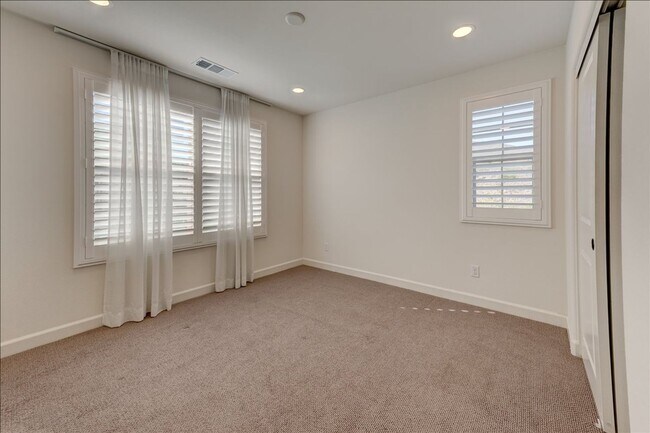 Building Photo - 946 Blackstone Dr