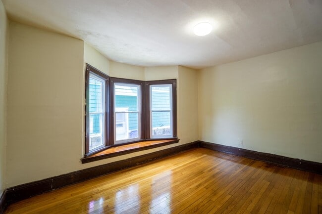 Building Photo - Spacious 5 Bed/2 Bath Single Family Home W...