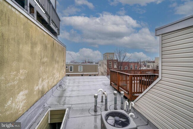 Building Photo - 939 Baylis St
