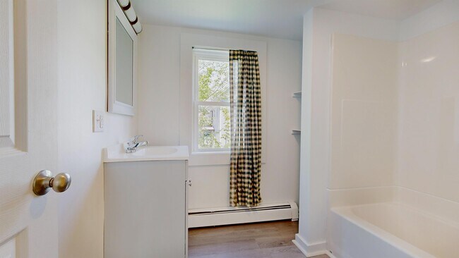 Building Photo - 10 Riverbank Ct