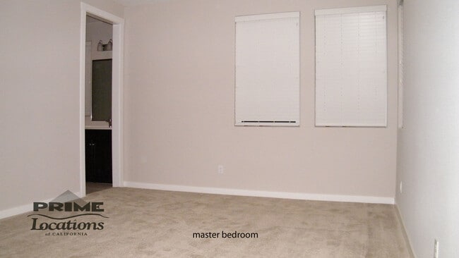 Building Photo - Spacious modern living