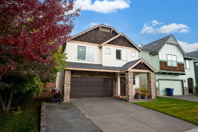Building Photo - Spacious 4-bed Home with High Ceilings