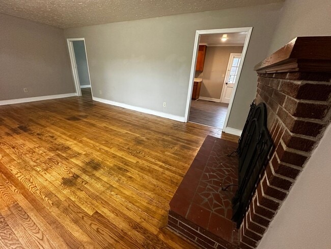 Building Photo - Updated Home with Parking in Radford