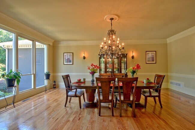 Building Photo - 335 Birkdale Dr