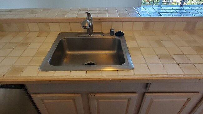 Building Photo - Spacious 2 Bedroom, 1 Bathroom Moraga Condo