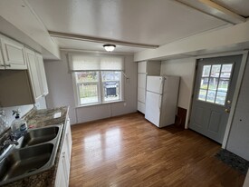 Building Photo - 115 Myron St