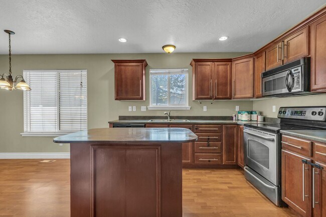 Building Photo - Beautiful 4 Bedroom 2.5 Bath Home in Lehi near Thanksgiving Point!