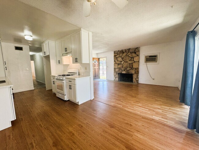 Building Photo - 2031 E Almont Ave