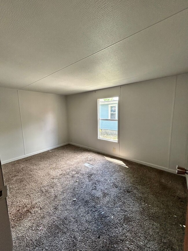 Building Photo - Three bedroom trailer