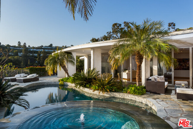 Building Photo - 450 Trousdale Pl