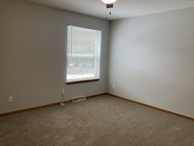 Building Photo - 1442 Oriole Dr