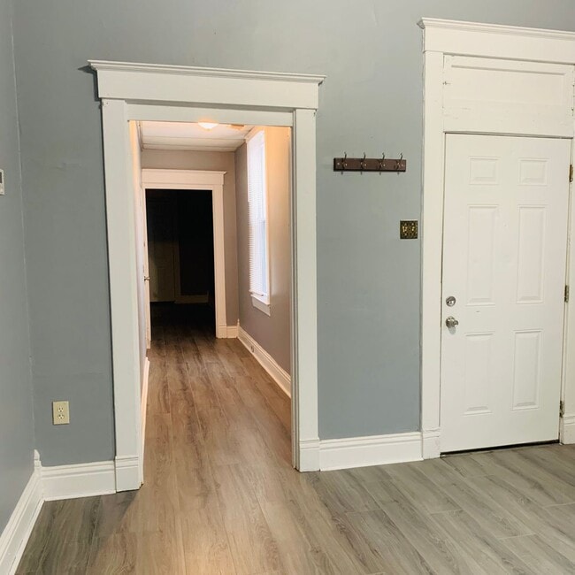 Building Photo - Beautifully Updated 2 Bedroom, 1 Bathroom Home