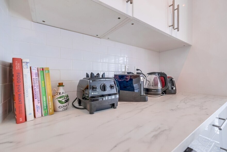 Building Photo - 999 N Doheny Dr