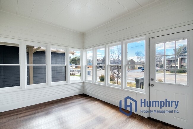 Building Photo - Charming home within walking distance to the greenbelt.