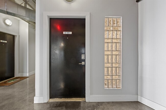 Building Photo - 2000 Bagby St