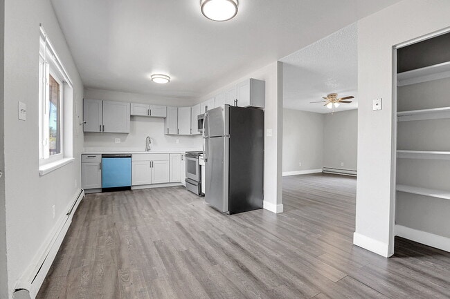 Building Photo - $1,445 2 Bed, 1 Bath Updated Unit in Denver with In Unit Laundry!