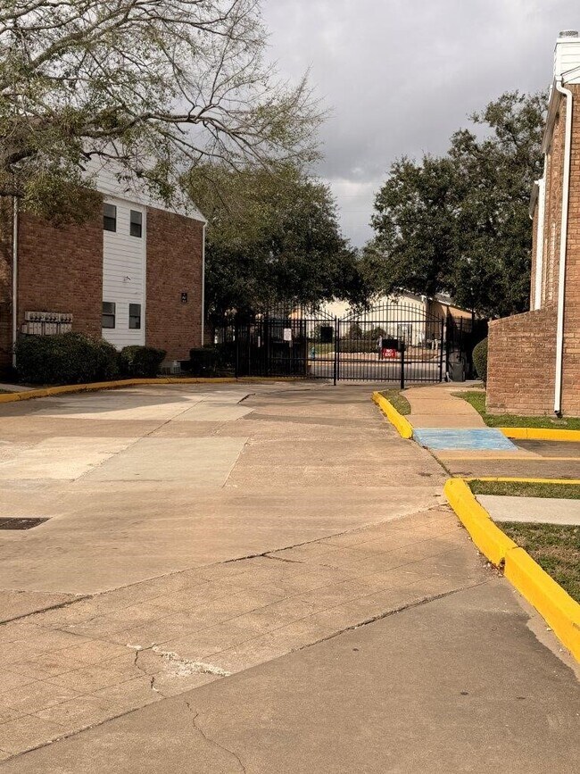 Building Photo - 7901 Cambridge St