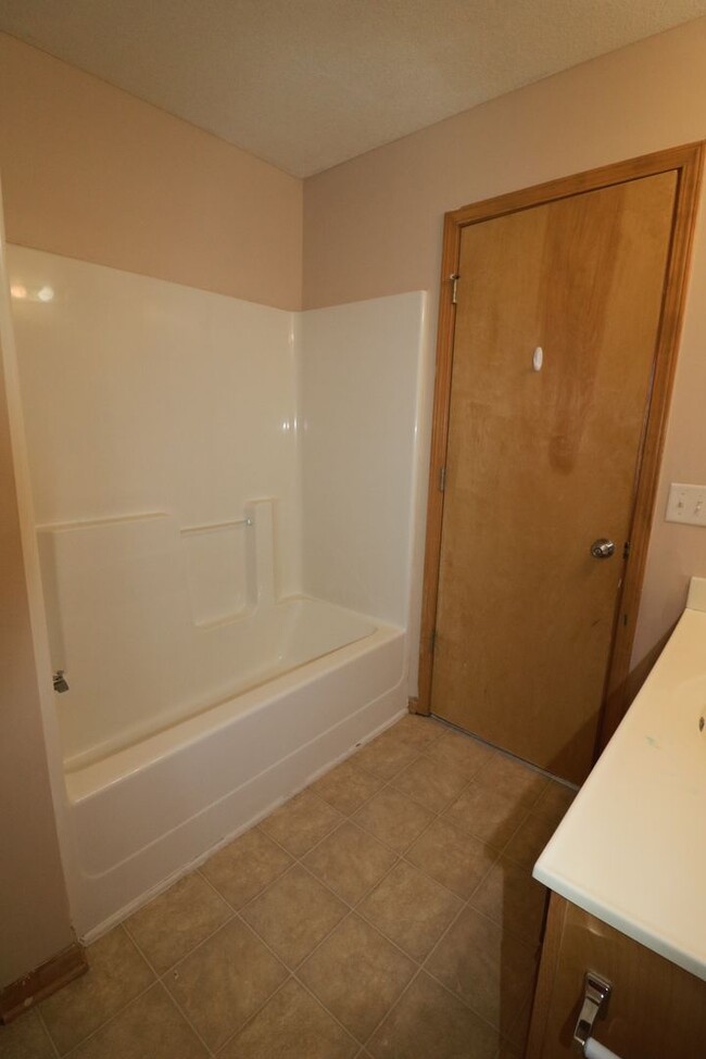 Building Photo - AWESOME 3 BEDROOM HOME CLOSE TO FORT RILEY