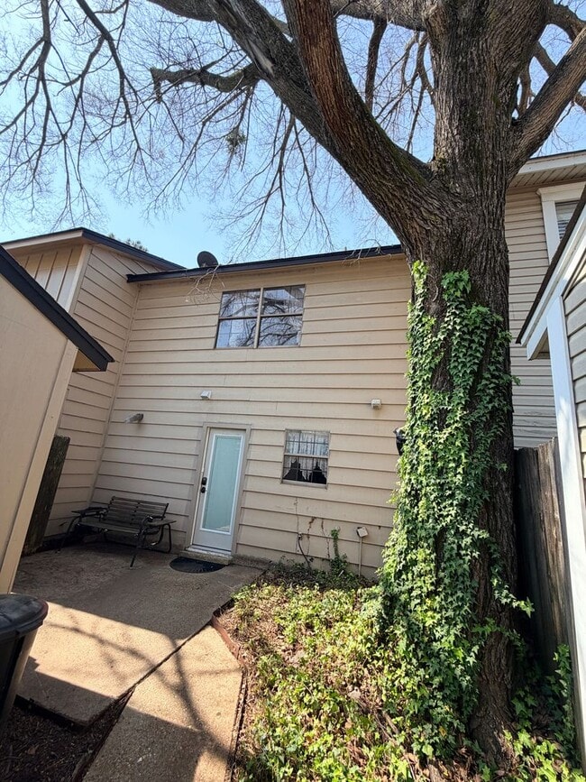 Building Photo - Townhouse Just Minutes to LSUS .....