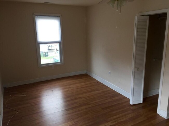 Building Photo - North Side House! Roomy 3 bed 2 bath with ...