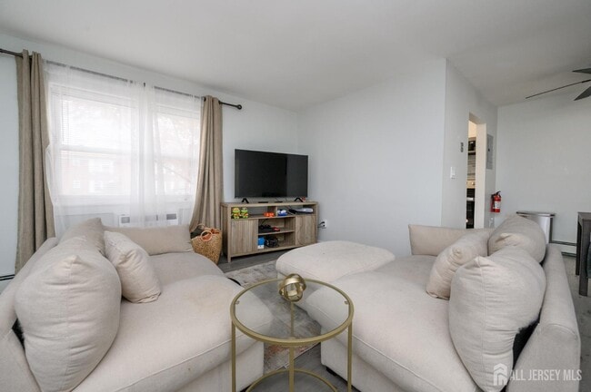 Building Photo - 289 Main St