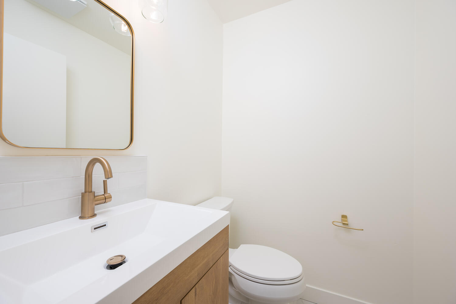 1/2 Bathroom - 680 Morro St