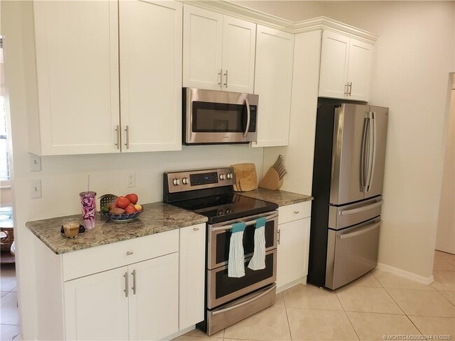 Building Photo - 590 NE Lima Vias