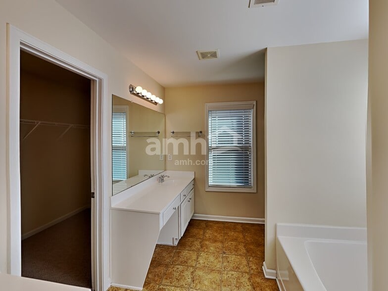Building Photo - 302 Harmony Lake Dr