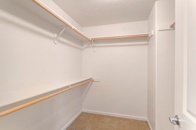 Building Photo - 3 Bedroom 2.5 Bathroom Townhome in the Hea...