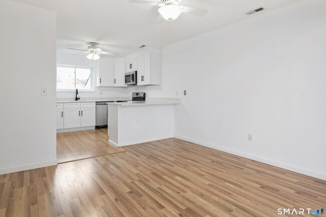 Building Photo - 267 W Cedar St