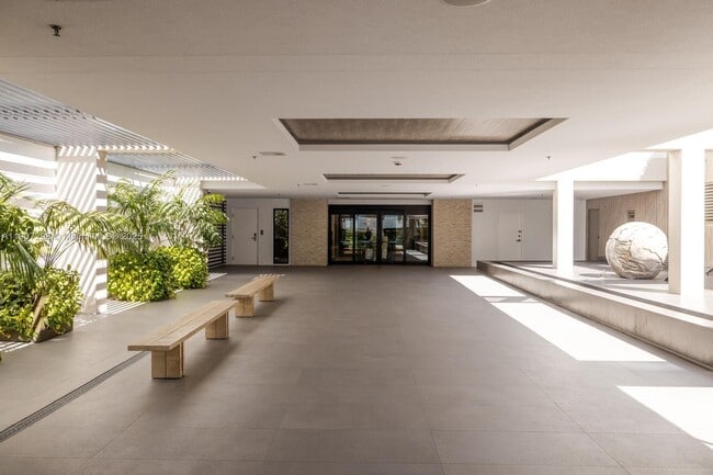 Building Photo - 2301 Collins Ave