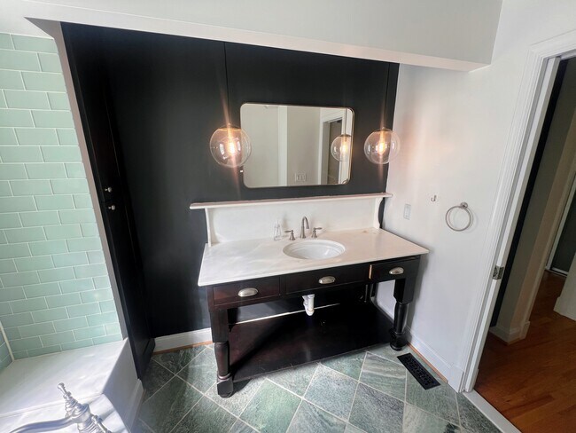 Building Photo - 5602 Hawthorne St