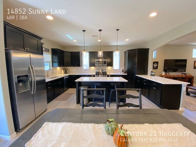 Building Photo - Gorgeous 4 Bedroom Refrig A/C Home