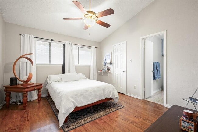 Building Photo - 806 W 24th St