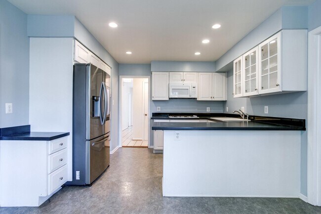 Building Photo - 1646 Montmorency Dr