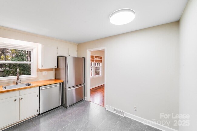 Building Photo - 5001 Vescova Ct