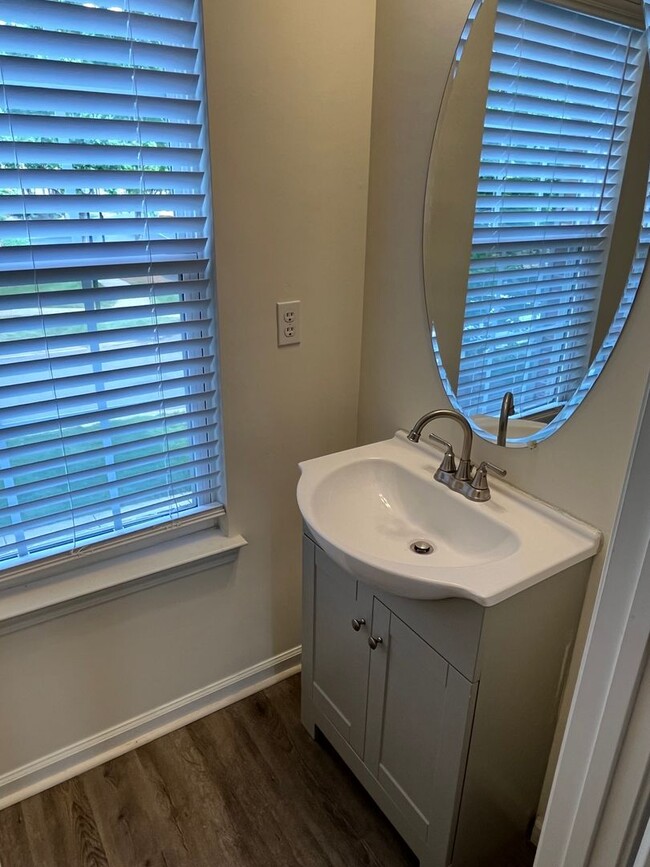 Building Photo - 3 Story, 3 Bedroom Townhome in Ballantyne