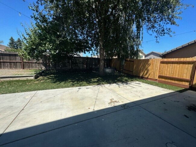 Building Photo - MOVE IN SPECIAL! 4 bed/3 bath with SOLAR