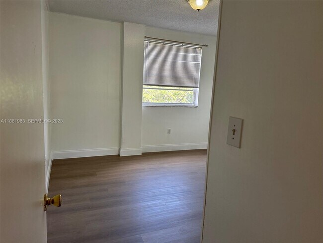 Building Photo - 1801 NE 140th St