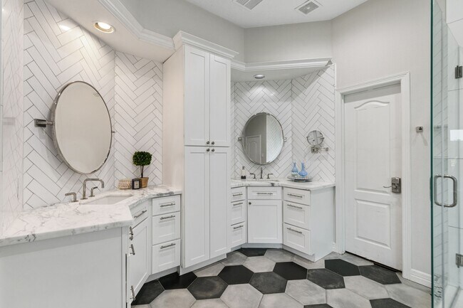 Building Photo - 2560 Costa Mesa Cir