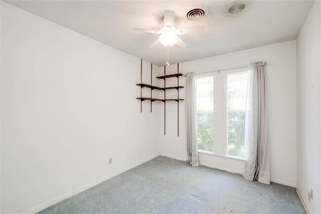 Building Photo - 405 Westbrook Dr