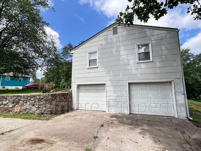 Building Photo - 3437 N Poplar Ave
