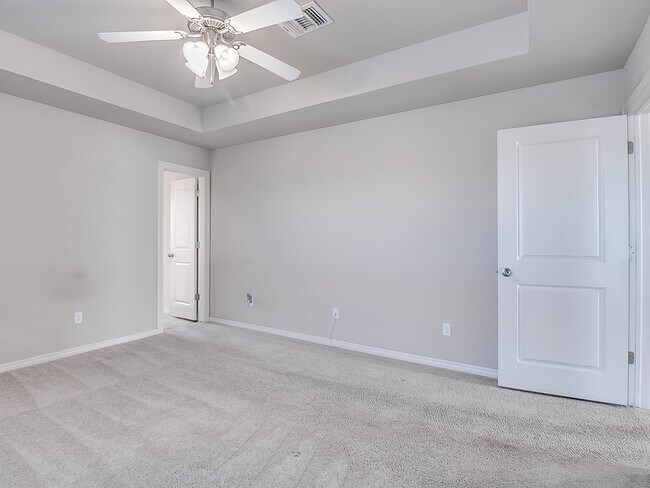 Building Photo - 4 Bedrooms/2 Baths/3Car - Deer Creek Schools - Gated Community of North Roselake Villas