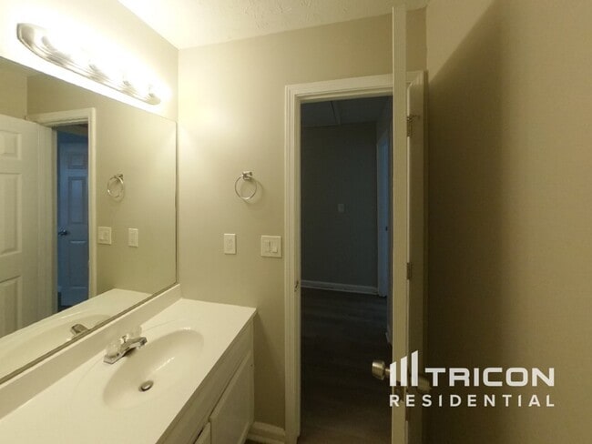 Building Photo - 406 Village Cir