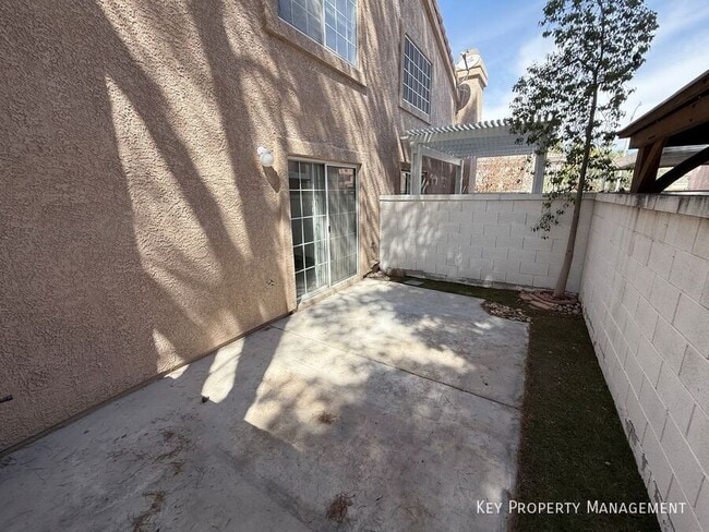 Building Photo - 2840 Lone Cliff Dr