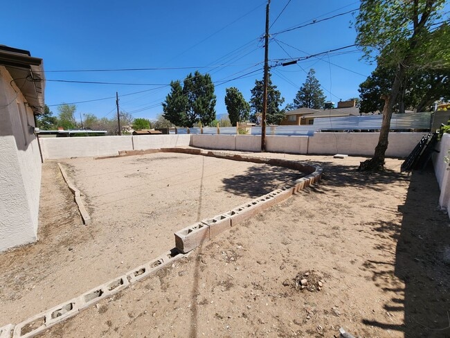 Building Photo - 4 bed 2.5 bath
