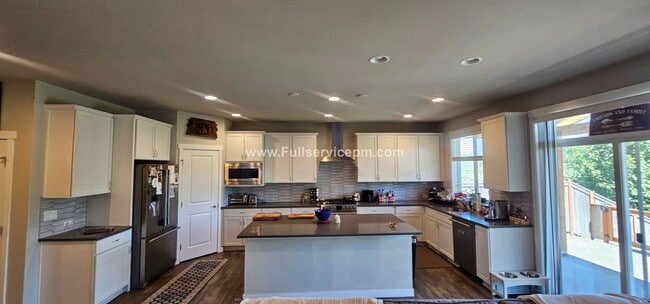 Building Photo - Newer Incredible home with all the amenities!