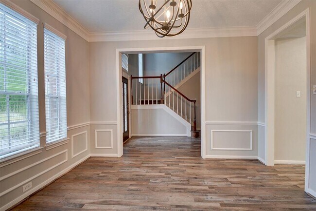 Building Photo - 539 W North Hill Dr